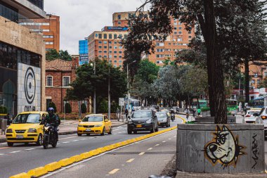 Carrera septima, Bogot şehrinin ana caddelerinden biri yeni bir bisiklet yolu ile bisikletçilerin motorlu taşıtlardan ayrı bir şerit kullanarak görüldüğü yer, Bogot Kolombiya 28 Kasım 2020