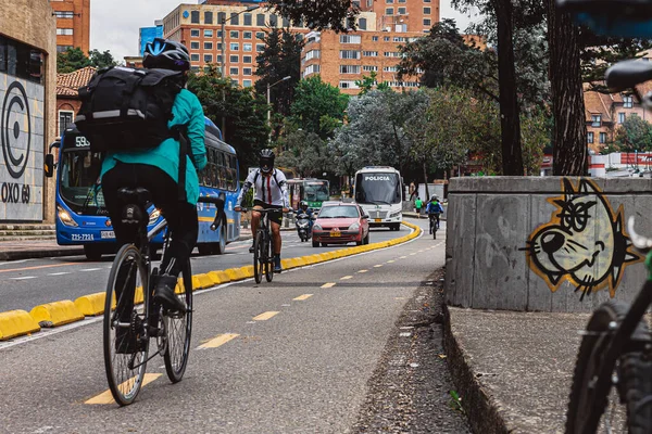 位于波哥大市的一条主要街道Carrera Septima有一条新的自行车道 在这条路上 人们看到骑自行车的人在与汽车分开的车道上骑车 — 图库照片