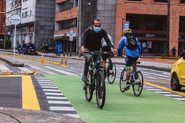 카라라 Carera Septima 새로운 자전거 만들어 자전거를 사람들이 차량과 도로를 — 스톡 사진