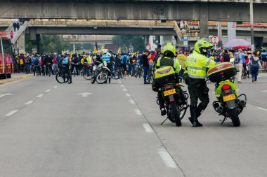 Bisikletçiler Bogota sokaklarında Ivan Duque, Bogota Kolombiya hükümetine karşı 8 Mayıs 2021 'de protesto gösterisi düzenlediler. 
