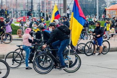 Bisikletçiler Bogota sokaklarında Ivan Duque, Bogota Kolombiya hükümetine karşı 8 Mayıs 2021 'de protesto gösterisi düzenlediler. 