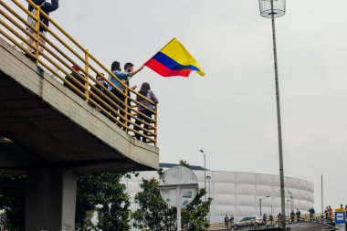 Bogota sokaklarında 8 Mayıs 2021 'de Bogota, Bogota Kolombiya hükümetine karşı bir kadın bayrak sallıyor. 
