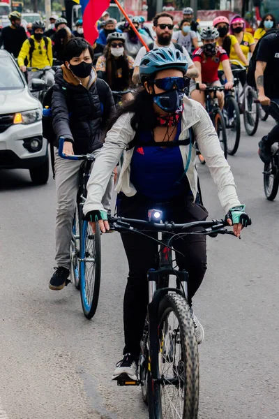 사이클 러스들은 2021 콜롬비아의 정부에 반대하는 보고타 거리에서 시위를 벌였다 — 스톡 사진