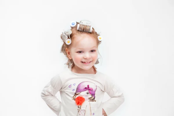 Kislány a hajcsavarók, a világos háttér Stock Kép