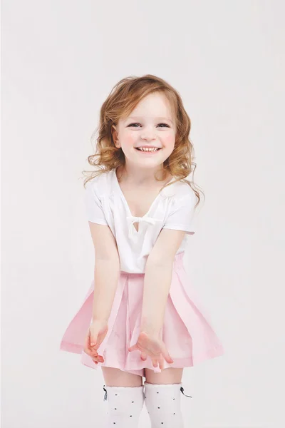 Sorrindo menina com cabelo encaracolado — Fotografia de Stock