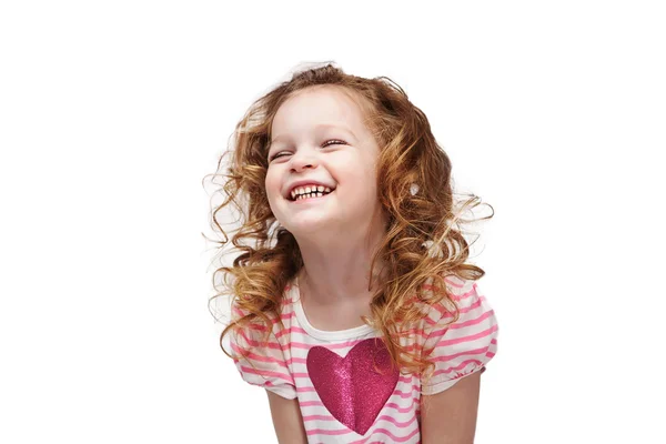 Смеющаяся маленькая девочка с вьющимися волосами — стоковое фото