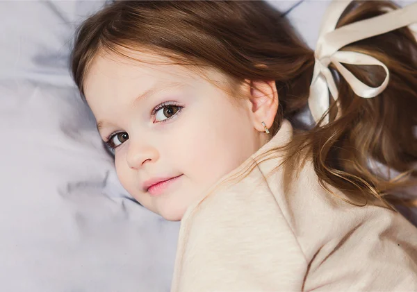 ベッドを再生の小さな女の子 — ストック写真
