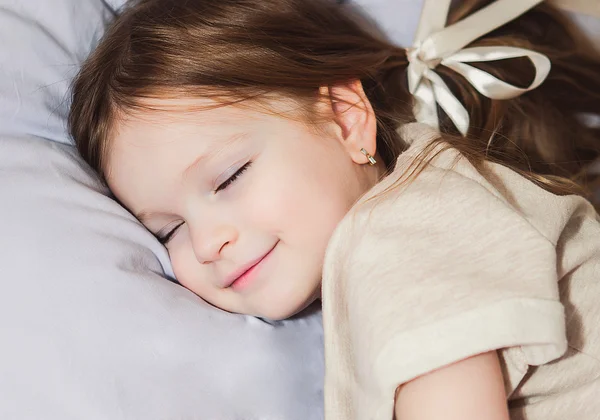 Yatak oynarken küçük kız — Stok fotoğraf
