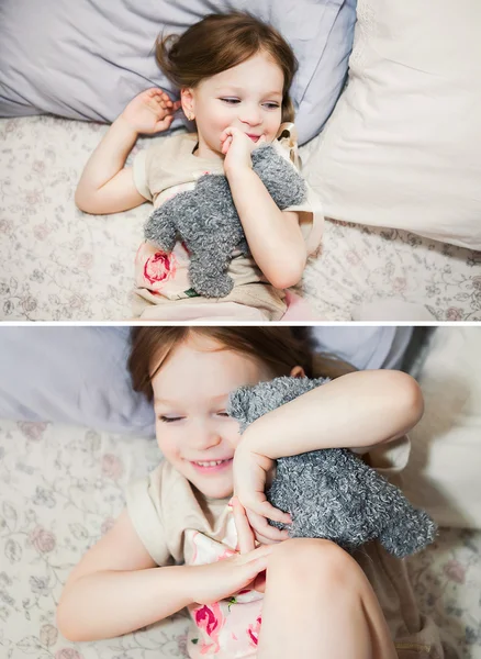 Kleines Mädchen im Bett beim Spielen — Stockfoto