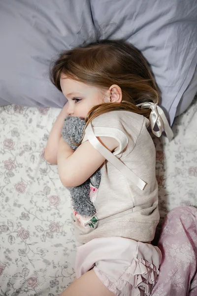 Little girl in bed playing — Stock Photo, Image