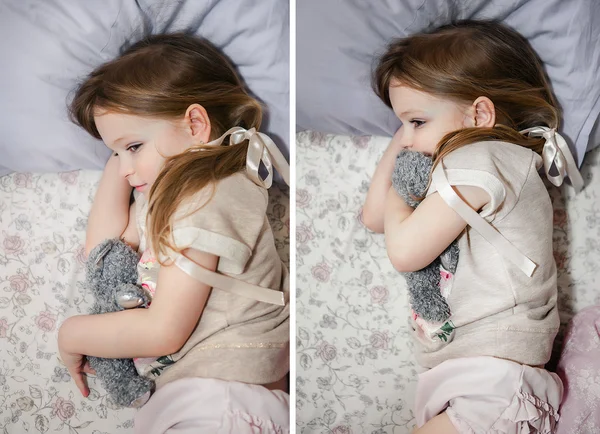 Niña en la cama jugando con un gatito Imágenes De Stock Sin Royalties Gratis