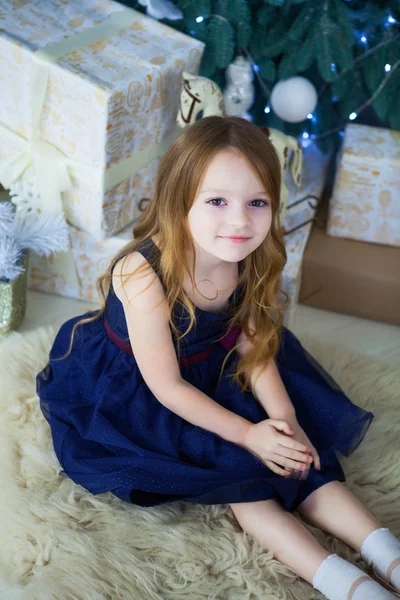 Menina em um vestido elegante sentado e olhando para a câmera — Fotografia de Stock