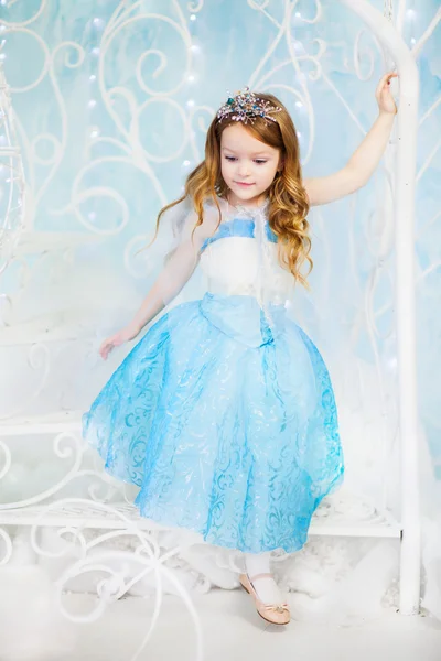 Niña en un elegante vestido por las escaleras Imagen De Stock