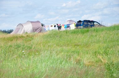 Yeşil bir çayırda kamp yapmak..