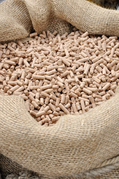 Çiftlik hayvanları için toz gıda.