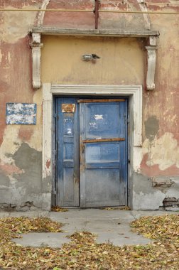 Eski evin kapalı kapı.