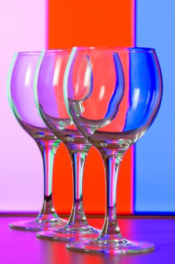 üç ayaklı büyük kadehler.