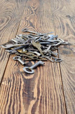 Bir ahşap tahta üzerinde tuşları.