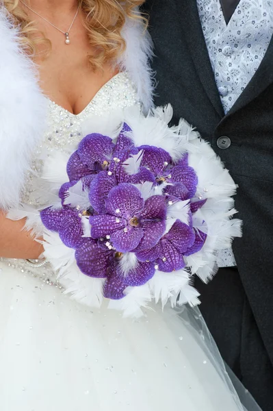 Ramo de bodas de orquídeas y plumas púrpuras — Foto de Stock