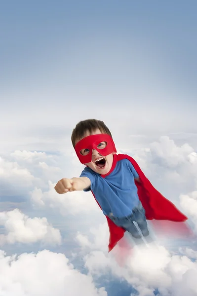 Superheldenjunge fliegt in den Himmel — Stockfoto