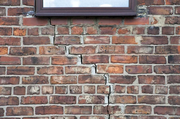 Step cracking to brickwork — Stock Photo, Image