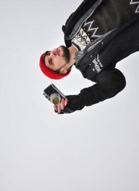 Donmuş gölün yanında sakallı yakışıklı bir genç. Kırmızı şapkalı adam..