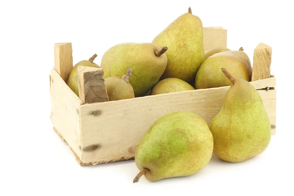 Fresh "doyenne de comice" pears in a wooden crate — Stock Photo, Image