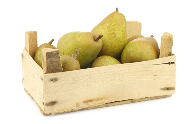 Свіжі груші "doyenne de comice" в дерев'яній ящику — стокове фото