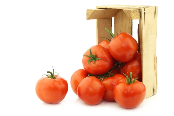 Färska tomater i en trälåda — Stockfoto