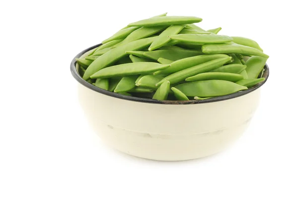 Sugar snaps i emalj skål — Stockfoto