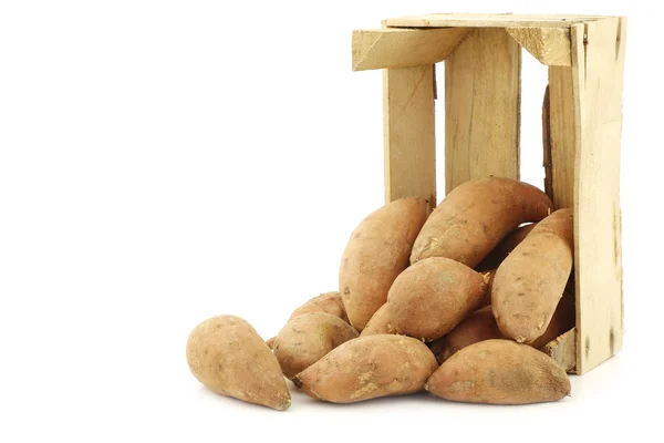 Patate dolci in una cassa di legno — Foto Stock