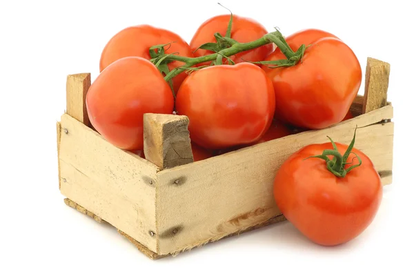 Tomates frescos em uma caixa de madeira — Fotografia de Stock