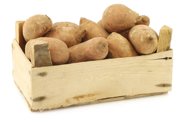 Zoete aardappelen in een houten krat — Stockfoto