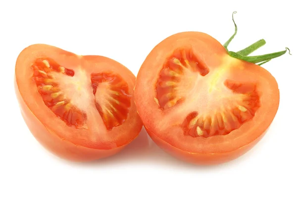 Свежие томатные половинки на лозе — стоковое фото
