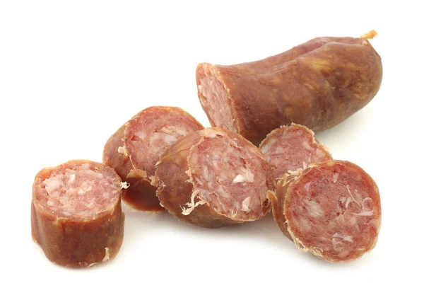 Saucisses fumées et séchées hollandaises traditionnelles et quelques morceaux coupés — Photo