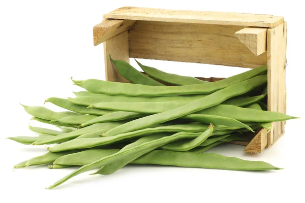 Frische Saitenbohnen in einer Holzkiste — Stockfoto