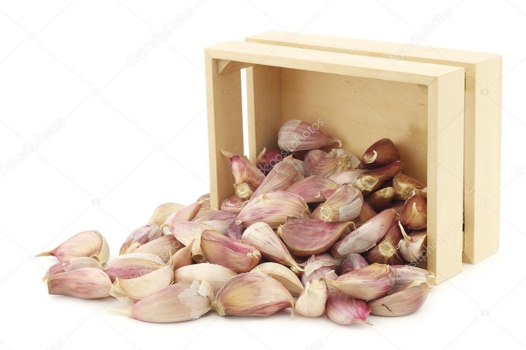 Dried garlic cloves in a wooden box — Stock Photo © tpzijl 104823790