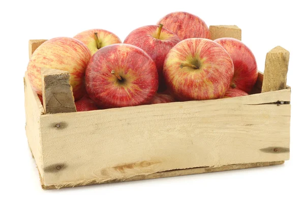 Manzanas pequeñas dulces frescas en una caja de madera —  Fotos de Stock