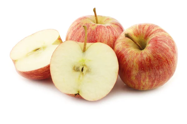 Petites pommes fraîches et sucrées et une coupe — Photo