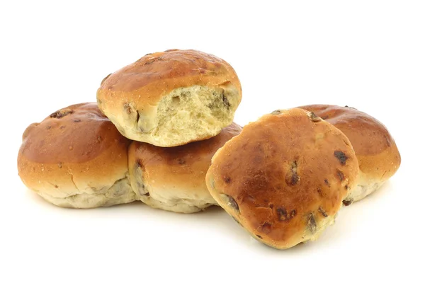 Frisch gebackene traditionelle holländische Rosinenbrötchen — Stockfoto