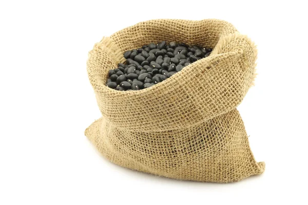 Fagioli neri secchi in un sacchetto di iuta — Foto Stock