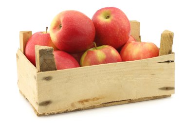 tahta bir sandık içinde taze kırmızı ve sarı elmalar