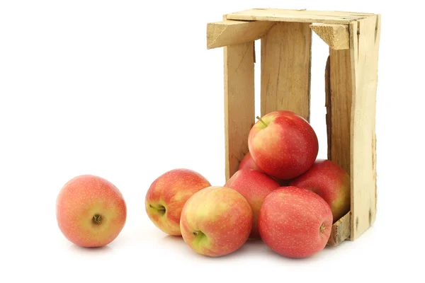 Verse rode en gele appels in een houten krat — Stockfoto