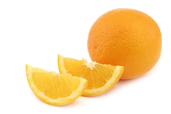 Свежевырезанные апельсины — стоковое фото