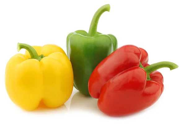 Vörös, zöld és sárga paprika (capsicum) — Stock Fotó