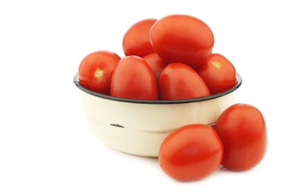 Свежие и красочные итальянские помидоры рома в чаше из эмали — стоковое фото