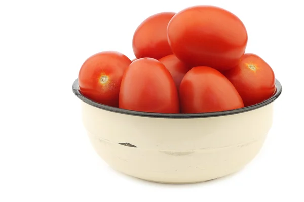 Färsk och färgglada italienska roma tomater i en skål emalj — Stockfoto
