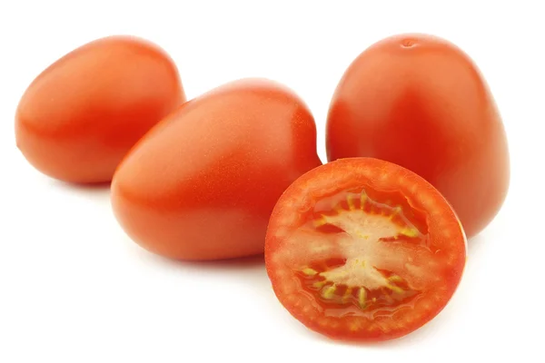 Tomates roma italianos frescos e coloridos e um cortado — Fotografia de Stock