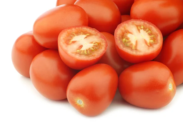 Taze ve renkli İtalyan roma domates ve bir kesim — Stok fotoğraf