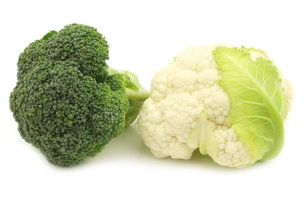 Färska små blomkål och broccoli — Stockfoto